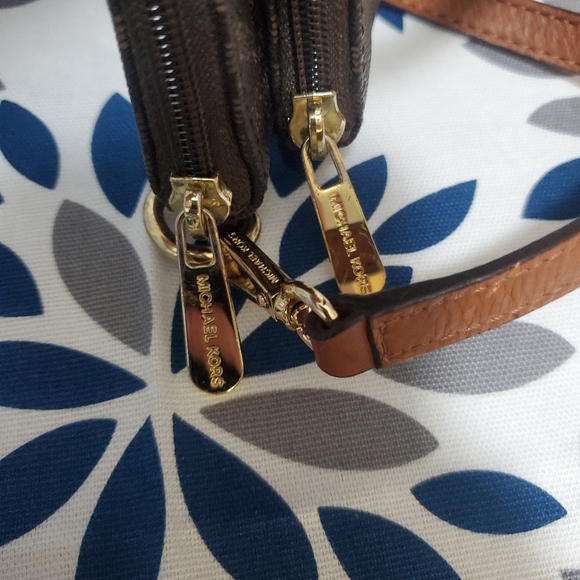 Michael Kors Crossbody - Picture 5 of 8